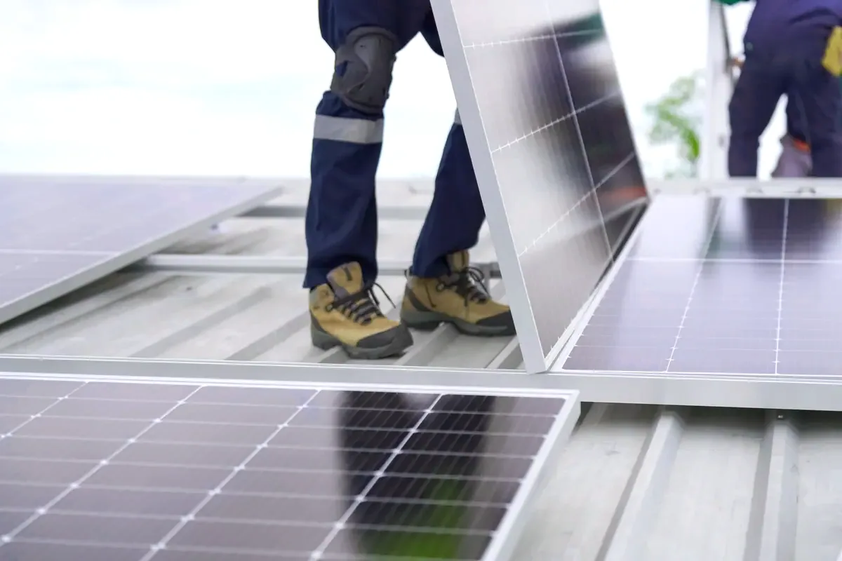 Placas solares en un piso de Hospitalet: comunidad, balcón y autoconsumo colectivo